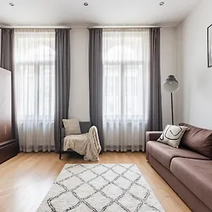 Place Of Grace - 50 Meters From Dancing House Apartamento